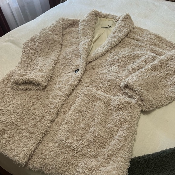 Aritzia Wilfred Free faux fur coat - Picture 5 of 8